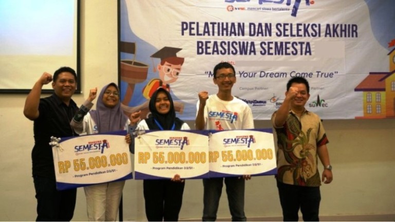 SEVIMA (PT. Sentra Vidya Utama) kembali mengadakan program beasiswa SEVIMA Mencari Siswa Bertalenta (SEMESTA) Tahun 2025. Beasiswa ini memberikan kesempatan kuliah gratis S1 dan S2 di bidang IT untuk 10 orang, serta kesempatan lowongan kerja dan digaji tiap bulan. (foto : SEVIMA)