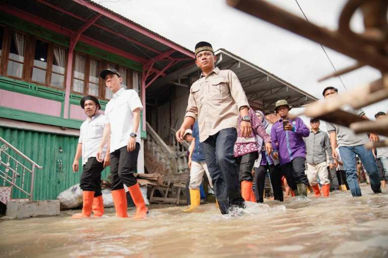 Bupati Kabupaten Ogan Komering Ilir (OKI), H. Muchendi, dan Wakil Bupati Kabupaten OKI, Supriyanto, langsung tancap gas meninjau warga terdampak banjir di Desa Rantai Durian Asli, Kecamatan Lempuing Jaya, pada hari Minggu, tanggal 2 Maret 2025. (musinews.id/tri rick)