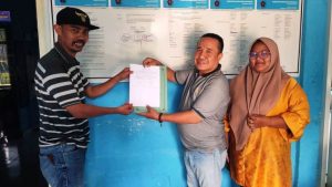 Bakal Calon Ketua Persatuan Wartawan Indonesia Kabupaten Musi Banyuasin, Firdaus Safar, saat menyerahkan berkas pendaftaran kantor Sekretariat PWI Kabupaten Muba, pada hari Kamis, tanggal 13 Maret 2025.