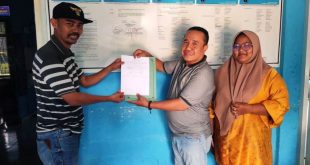 Bakal Calon Ketua Persatuan Wartawan Indonesia Kabupaten Musi Banyuasin, Firdaus Safar, saat menyerahkan berkas pendaftaran kantor Sekretariat PWI Kabupaten Muba, pada hari Kamis, tanggal 13 Maret 2025.
