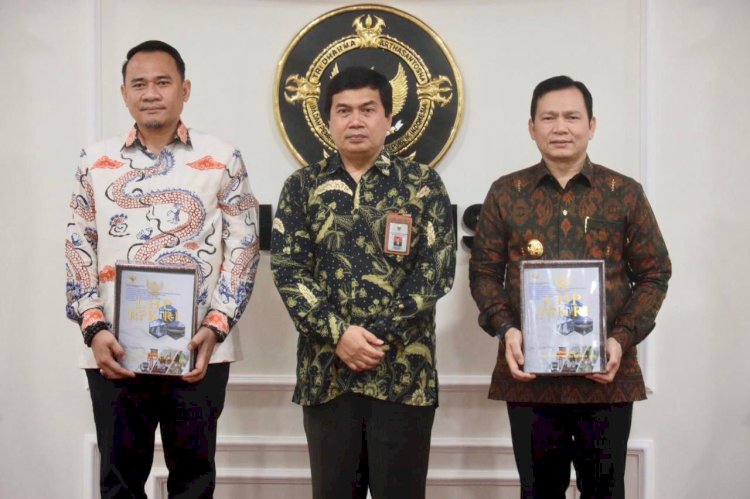 Ketua Dewan Perwakilan Rakyat Daerah (DPRD) Provinsi Sumatera Selatan (Sumsel), Andie Dinialdie, menerima Penyerahan Laporan Hasil Pemeriksaan (LHP) Kinerja atas pengelolaan Anggaran Pendapatan dan Belanja Daerah (APBD), dalam rangka mendukung Pembangunan Nasional Tahun Anggaran 2023 hingga Semester 1 Tahun 2024, pada Pemerintah Provinsi Sumsel.