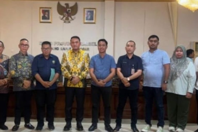 Ketua Dewan Perwakilan Rakyat Daerah (DPRD) Provinsi Sumatera Selatan (Sumsel), Andie Dinialdie, menerima perwakilan tenaga honorer dari berbagai Organisasi Perangkat Daerah (OPD) di lingkungan Pemerintah Provinsi (Pemprov) Sumsel, pada hari Jum’at, tanggal 10 Januari 2025.
