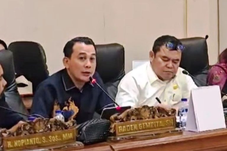 Pimpinan dan Anggota DPRD Sumsel saat menerima audiensi Forum Masyarakat Desa Talang Kemang Bersatu, di Kantor DPRD Sumsel, tanggal 9 Januari 2025.