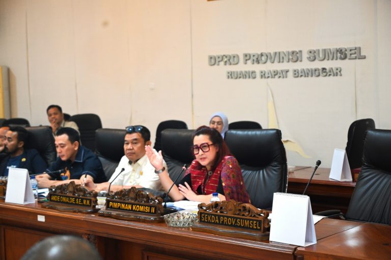 Pimpinan dan Anggota DPRD Sumsel saat menerima audiensi Forum Masyarakat Desa Talang Kemang Bersatu, di Kantor DPRD Sumsel, tanggal 9 Januari 2025.