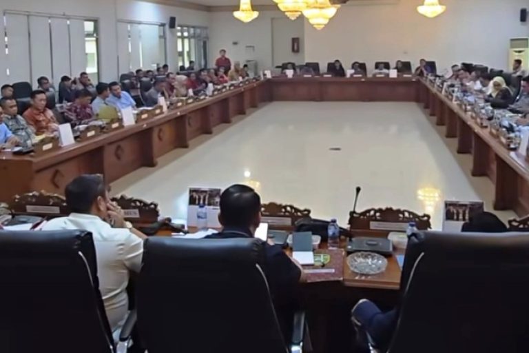 Pimpinan dan Anggota DPRD Sumsel saat menerima audiensi Forum Masyarakat Desa Talang Kemang Bersatu, di Kantor DPRD Sumsel, tanggal 9 Januari 2025.