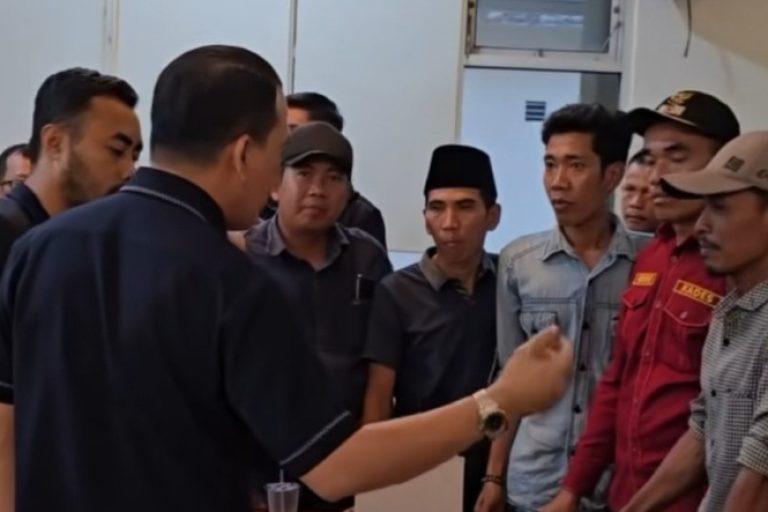 Pimpinan dan Anggota DPRD Sumsel saat menerima audiensi Forum Masyarakat Desa Talang Kemang Bersatu, di Kantor DPRD Sumsel, tanggal 9 Januari 2025.