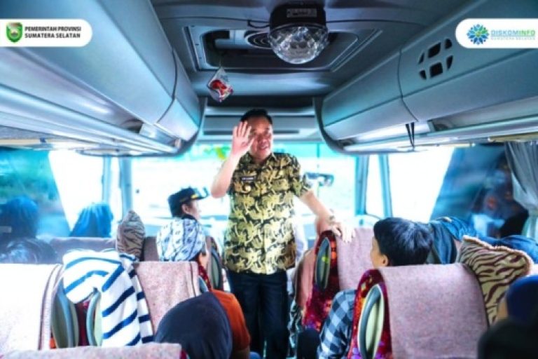 Wakil Gubernur Provinsi Sumatera Selatan, Cik Ujang, melepas peserta mudik yang memiliki tema Mudik Tenang Menyenangkan di Terminal Alang-alang lebar Tipe A Kota Palembang. pada hari Kamis, tanggal 17 Maret 2025.