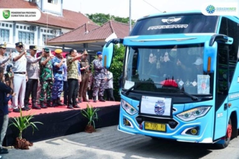 Wakil Gubernur Provinsi Sumatera Selatan, Cik Ujang, melepas peserta mudik yang memiliki tema Mudik Tenang Menyenangkan di Terminal Alang-alang lebar Tipe A Kota Palembang. pada hari Kamis, tanggal 17 Maret 2025.