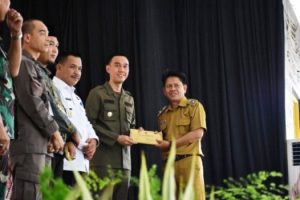 Muchendi saat menyerahkan Surat Keputusan (SK) Bupati OKI mengenai besaran Alokasi Dana Desa (ADD), Dana Desa (DD), Dana Bagi Hasil Pajak, Retribusi Daerah, dan Lelang Lebak Lebung untuk Tahun Anggaran 2025 di Pendopo Kabupatenan, Kamis (20/3/25)