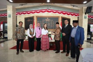 Pimpinan dan Anggota Badan Kerja Sama Parlemen foto bersama Duta Besar Hongaria untuk indonesia, Lilla Karsay, pada acara Diplomatic Coffee Morning (DCM) bertema Peran Perempuan dalam Politik dan Pemerintahan.