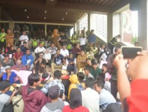 Anggota Dewan Perwakilan Rakyat Daerah (DPRD) Provinsi Sumatera Selatan (Sumsel) menerima aksi damai dari Forum Masyarakat Desa Talang Kemang Bersatu, pada hari Senin, tanggal 6 Januari 2025.