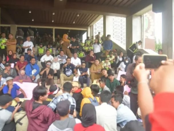 Anggota Dewan Perwakilan Rakyat Daerah (DPRD) Provinsi Sumatera Selatan (Sumsel) menerima aksi damai dari Forum Masyarakat Desa Talang Kemang Bersatu, pada hari Senin, tanggal 6 Januari 2025.