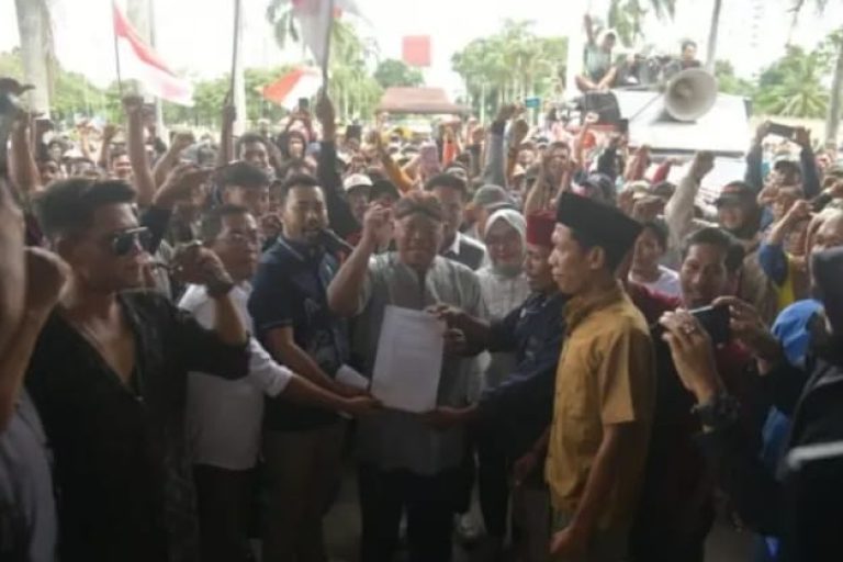 Anggota Dewan Perwakilan Rakyat Daerah (DPRD) Provinsi Sumatera Selatan (Sumsel) menerima aksi damai dari Forum Masyarakat Desa Talang Kemang Bersatu, pada hari Senin, tanggal 6 Januari 2025. (BEKISARMEDIA/SIKUMBANG)