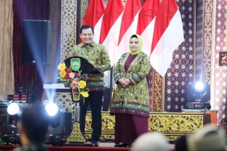 Ketua Dewan Perwakilan Rakyat Daerah (DPRD) Provinsi Sumatera Selatan (Sumsel), Andie Dinialdie, menghadiri acara pelepasan tugas Penjabat (Pj.) Gubernur Sumsel, Elen Setiadi, dan Pj. Ketua Tim Penggerak (TP) Pemberdayaan Kesejahteraan Keluarga (PKK), pada hari Selasa malam, tanggal 18 Februari 2025, di Griya Agung, Palembang.