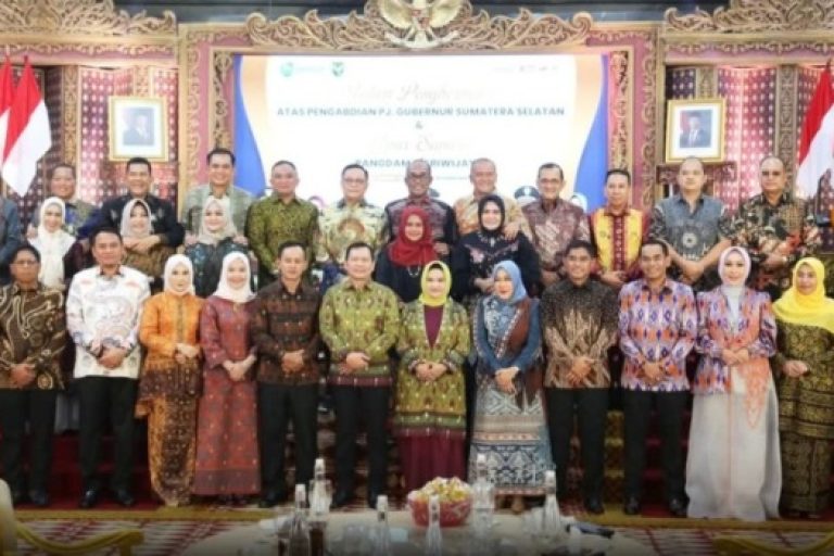Ketua Dewan Perwakilan Rakyat Daerah (DPRD) Provinsi Sumatera Selatan (Sumsel), Andie Dinialdie, menghadiri acara pelepasan tugas Penjabat (Pj.) Gubernur Sumsel, Elen Setiadi, dan Pj. Ketua Tim Penggerak (TP) Pemberdayaan Kesejahteraan Keluarga (PKK), pada hari Selasa malam, tanggal 18 Februari 2025, di Griya Agung, Palembang.