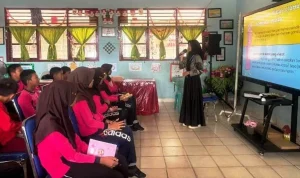 Mahasiswa Kuliah Kerja Nyata (KKN) dari Program Studi Pendidikan Bahasa Inggris Universitas Islam Negeri (UIN) Raden Fatah Palembang, Gita Liana, mengadakan kegiatan ekstrakurikuler yang berfokus pada peningkatan rasa percaya diri dan keterampilan berbahasa Inggris bagi siswa SDN 7 Rambutan. (MUSINEWS.ID/HAIRUDIN)