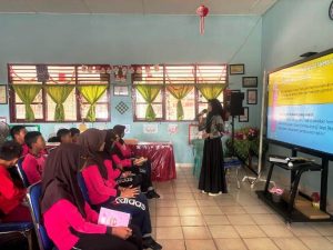 Mahasiswa Kuliah Kerja Nyata (KKN) dari Program Studi Pendidikan Bahasa Inggris Universitas Islam Negeri (UIN) Raden Fatah Palembang, Gita Liana, mengadakan kegiatan ekstrakurikuler yang berfokus pada peningkatan rasa percaya diri dan keterampilan berbahasa Inggris bagi siswa SDN 7 Rambutan