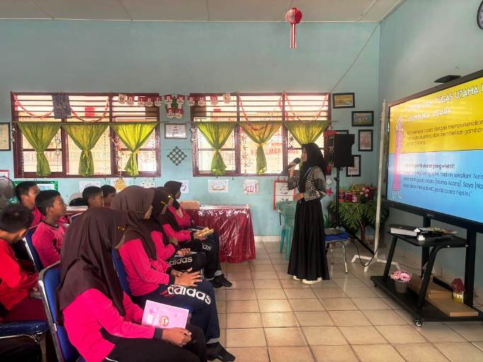 Mahasiswa Kuliah Kerja Nyata (KKN) dari Program Studi Pendidikan Bahasa Inggris Universitas Islam Negeri (UIN) Raden Fatah Palembang, Gita Liana, mengadakan kegiatan ekstrakurikuler yang berfokus pada peningkatan rasa percaya diri dan keterampilan berbahasa Inggris bagi siswa SDN 7 Rambutan