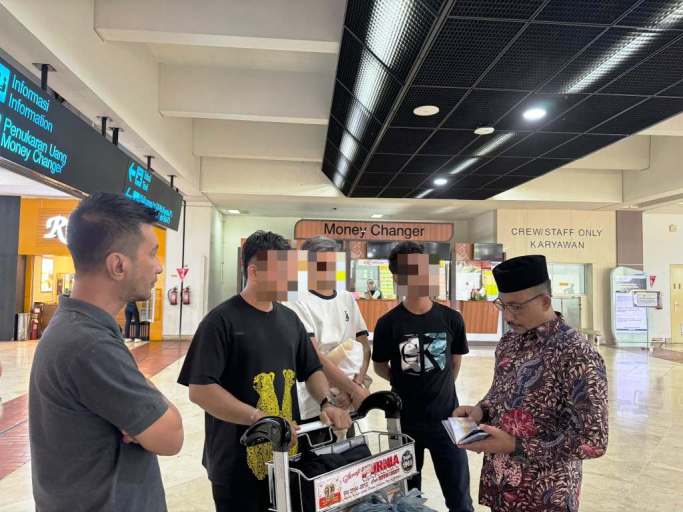 Anggota Dewan Perwakilan Daerah Republik Indonesia, H. Sudirman atau Haji Umah, menyambut kedatangan tiga orang korban Tindak Pidana Penjualan Orang (TPPO) asal Aceh yang dipulangkan dari Laos, tiba di Bandara Internasional Soekarno-Hatta, Cengkareng, Banten, pada hari Sabtu, tanggal 1 Maret 2025.
