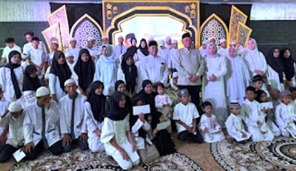 Ketua Dewan Perwakilan Rakyat Daerah (DPRD) Provinsi Sumatera Selatan (Sumsel), Andie Dinialdie, bersama Sekretaris, Pejabat, dan Staf Sekretariat DPRD Sumsel, melaksanakan kegiatan peringatan hari Isra Mi’raj Nabi Muhammad SAW tahun 1446 Hijriah, di Rumah Dinas Ketua DPRD Sumsel pada hari Minggu, tanggal 2 Februari 2025, yang juga dihadiri oleh anak-anak dari panti asuhan.