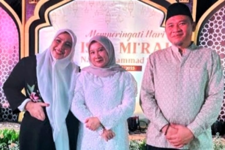Ketua Dewan Perwakilan Rakyat Daerah (DPRD) Provinsi Sumatera Selatan (Sumsel), Andie Dinialdie, bersama Sekretaris, Pejabat, dan Staf Sekretariat DPRD Sumsel, melaksanakan kegiatan peringatan hari Isra Mi’raj Nabi Muhammad SAW tahun 1446 Hijriah, di Rumah Dinas Ketua DPRD Sumsel pada hari Minggu, tanggal 2 Februari 2025, yang juga dihadiri oleh anak-anak dari panti asuhan.