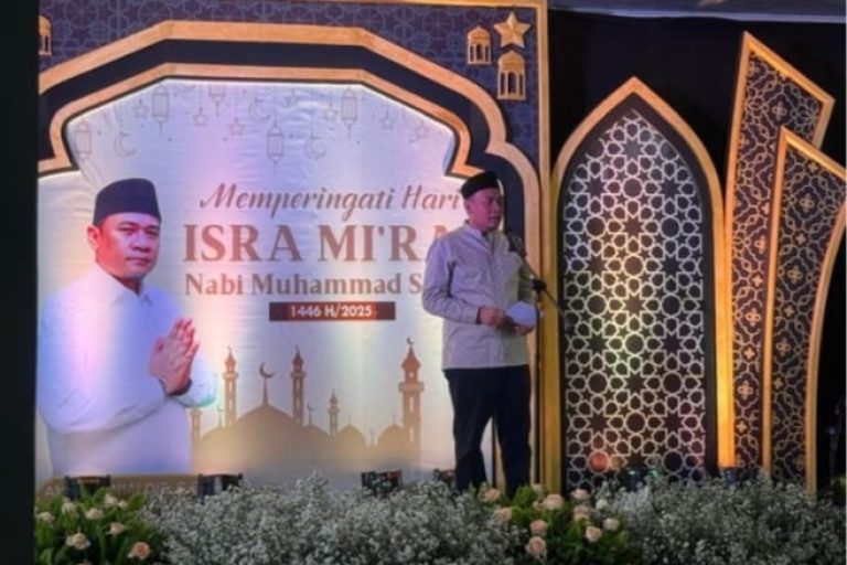 Ketua Dewan Perwakilan Rakyat Daerah (DPRD) Provinsi Sumatera Selatan (Sumsel), Andie Dinialdie, bersama Sekretaris, Pejabat, dan Staf Sekretariat DPRD Sumsel, melaksanakan kegiatan peringatan hari Isra Mi’raj Nabi Muhammad SAW tahun 1446 Hijriah, di Rumah Dinas Ketua DPRD Sumsel pada hari Minggu, tanggal 2 Februari 2025, yang juga dihadiri oleh anak-anak dari panti asuhan.