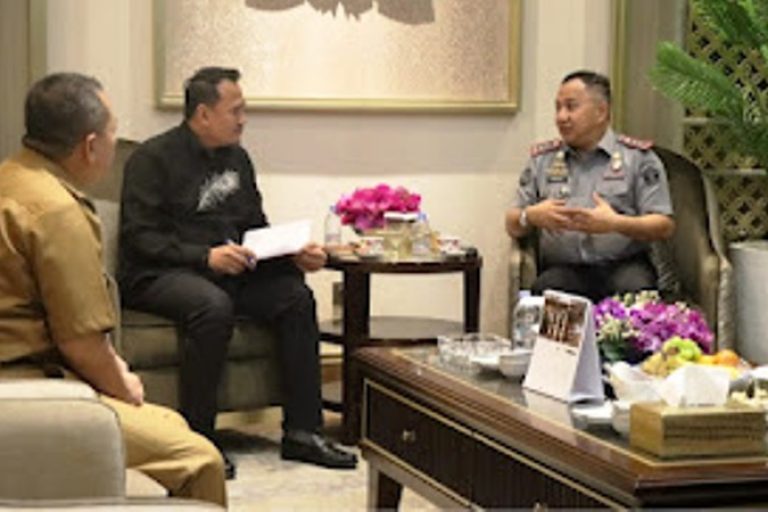 Ketua Dewan Perwakilan Rakyat Daerah (DPRD) Provinsi Sumatera Selatan (Sumsel), Andie Dinialdie, menerima audiensi Kepala Kantor Wilayah (Kakanwil) Kementerian Hukum (Kemenkum) Provinsi Sumatera Selatan (Sumsel), Agato P P Simamora, di Kantor DPRD Sumsel, pada hari Senin, tanggal 20 Januari 2025.