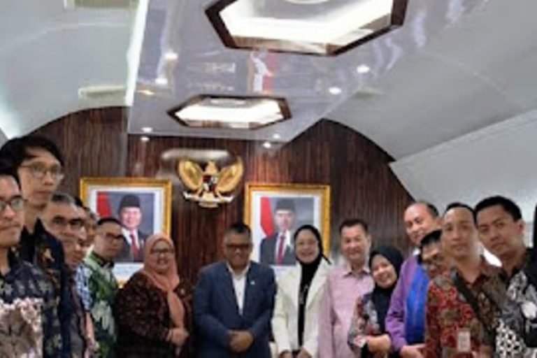 Anggota Komisi 1 Dewan Perwakilan Rakyat Daerah (DPRD) Provinsi Sumatera Selatan (Sumsel) bersama Tenaga Honorer, melakukan audiensi dengan Anggota Dewan Perwakilan Rakyat (DPR) Republik Indonesia, Giri Ramanda N. Kiemas, pada hari Rabu, tanggal 22 Januari 2025.