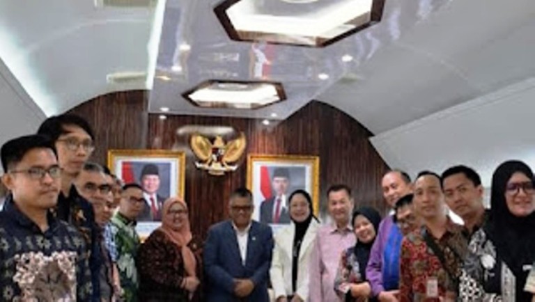 Anggota Komisi 1 Dewan Perwakilan Rakyat Daerah (DPRD) Provinsi Sumatera Selatan (Sumsel) bersama Tenaga Honorer, melakukan audiensi dengan Anggota Dewan Perwakilan Rakyat (DPR) Republik Indonesia, Giri Ramanda N. Kiemas, pada hari Rabu, tanggal 22 Januari 2025.