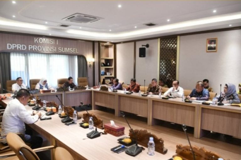 Komisi I Dewan Perwakilan Rakyat Daerah (DPRD) Provinsi Sumatera Selatan (Sumsel) menggelar rapat bersama Sekretaris Daerah (Sekda) Sumsel untuk membahas tentang Tenaga Honorer, pada hari Jum’at, tanggal 24 Januari 2025.