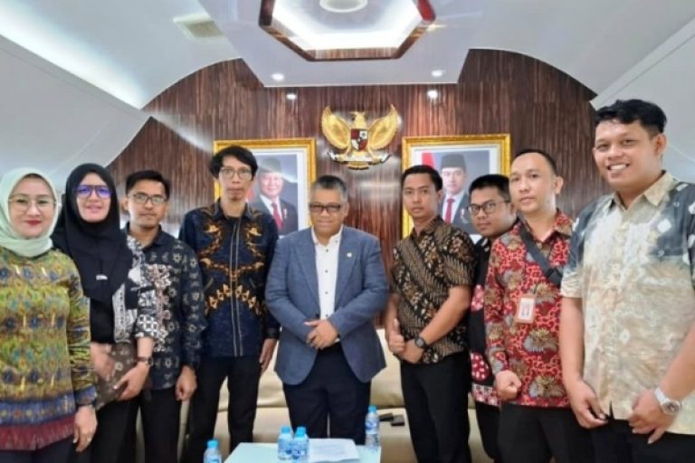 Anggota Komisi 1 Dewan Perwakilan Rakyat Daerah (DPRD) Provinsi Sumatera Selatan (Sumsel) bersama Tenaga Honorer, melakukan audiensi dengan Anggota Dewan Perwakilan Rakyat (DPR) Republik Indonesia, Giri Ramanda N. Kiemas, pada hari Rabu, tanggal 22 Januari 2025.