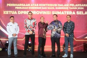 Ketua Dewan Perwakilan Rakyat Daerah (DPRD) Provinsi Sumatera Selatan (Sumsel), Andie Dinialdie, menghadiri Malam Anugerah Komisi Pemilihan Umum (KPU) Sumsel yang dilaksanakan di Ballroom Hotel Santika Premiere Palembang, hari Senin, tanggal 20 Januari 2025.