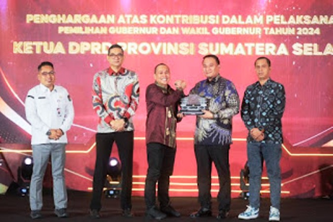 Ketua Dewan Perwakilan Rakyat Daerah (DPRD) Provinsi Sumatera Selatan (Sumsel), Andie Dinialdie, menghadiri Malam Anugerah Komisi Pemilihan Umum (KPU) Sumsel yang dilaksanakan di Ballroom Hotel Santika Premiere Palembang, hari Senin, tanggal 20 Januari 2025.