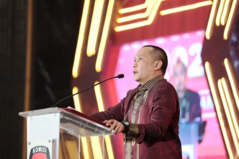 Ketua Komisi Pemilihan Umum Daerah Provinsi Sumatera Selatan, Andika Pranata Jaya, saat memberikan kata sambutan pada malam Anugerah Komisi Pemilihan Umum Daerah Sumatera Selatan yang dilaksanakan di Ballroom Hotel Santika Premiere Palembang, hari Senin, tanggal 20 Januari 2025.