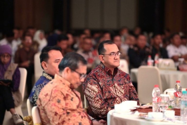 Ketua Dewan Perwakilan Rakyat Daerah (DPRD) Provinsi Sumatera Selatan (Sumsel), Andie Dinialdie, menghadiri Malam Anugerah Komisi Pemilihan Umum (KPU) Sumsel yang dilaksanakan di Ballroom Hotel Santika Premiere Palembang, hari Senin, tanggal 20 Januari 2025.