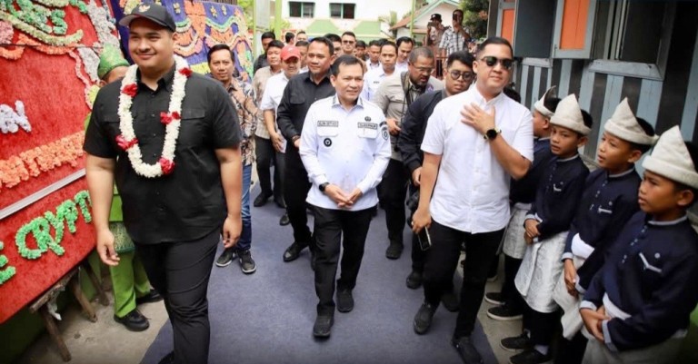 Ketua Dewan Perwakilan Rakyat Daerah (DPRD) Provinsi Sumatera Selatan (Sumsel), Andie Dinialdie, menghadiri acara peresmian Renovasi Madrasah Ibtidaiyah Al Wathoniyah, yang berada di Jalan K.H. Azhari, Kecamatan Seberang Ulu I Kota Palembang, pada hari Rabu, tanggal 12 Februari 2025.