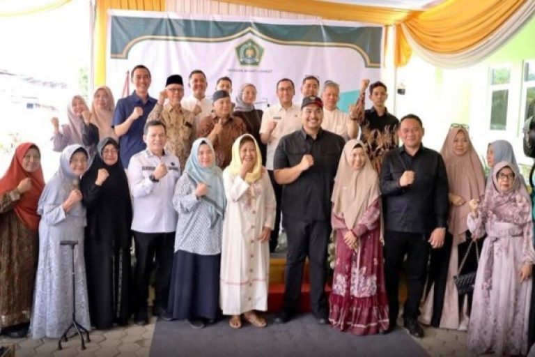 Ketua Dewan Perwakilan Rakyat Daerah (DPRD) Provinsi Sumatera Selatan (Sumsel), Andie Dinialdie, menghadiri acara peresmian Renovasi Madrasah Ibtidaiyah Al Wathoniyah, yang berada di Jalan K.H. Azhari, Kecamatan Seberang Ulu I Kota Palembang, pada hari Rabu, tanggal 12 Februari 2025.