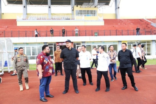 Ketua Dewan Perwakilan Rakyat Daerah (DPRD) Provinsi Sumatera Selatan (Sumsel), Andie Dinialdie, mendampingi Menteri Pemuda dan Olahraga (Menpora) Republik Indonesia, Dito Ariotedjo, melakukan peninjauan fasilitas olahraga di Jakabaring Sport City, Palembang, pada hari Rabu pagi, tanggal 12 Februari 2025.