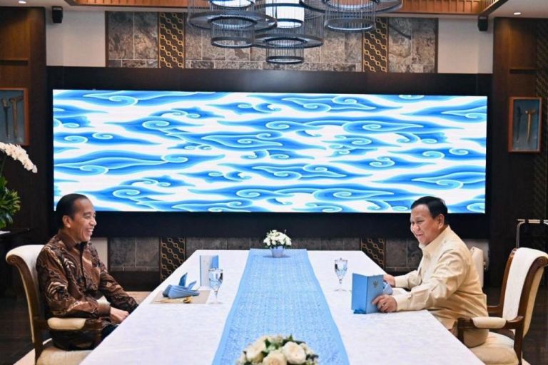 Presiden Republik Indonesia, Prabowo Subianto, melakukan buka puasa bersama mantan Presiden Republik Indonesia, Joko Widodo (Jokowi), di Istana Kepresidenan, Jakarta, pada hari Rabu, tanggal 26 Maret 2025. (MusiNews.id/Biro BPMI Sekretariat Presiden)
