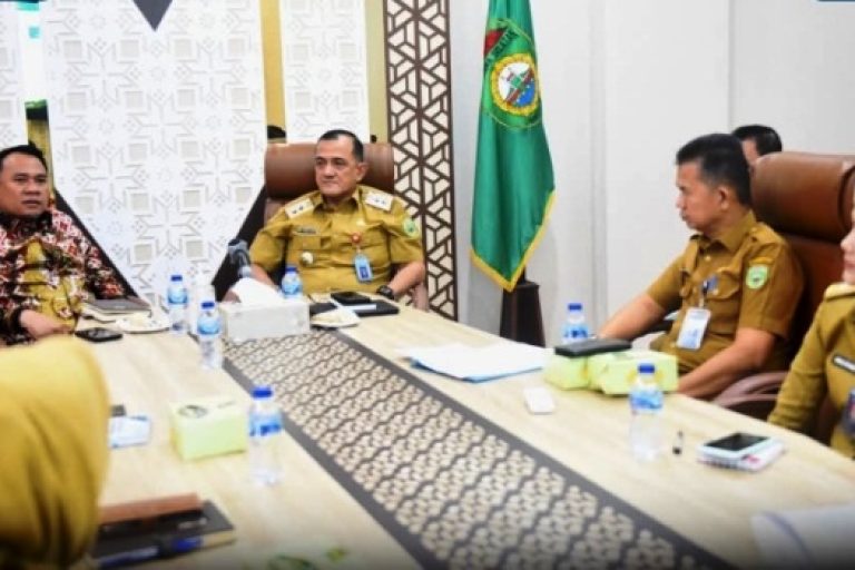 Ketua Dewan Perwakilan Rakyat Daerah (DPRD) Provinsi Sumatera Selatan (Sumsel), Andie Dinaldie, beserta Sekretaris Daerah (Sekda) Sumsel, Edward Candra, mengikuti Rapat Koordinasi (Rakor) persiapan pelaksanaan pelantikan serentak Kepala Daerah Hasil Pemilihan Kepala Daerah (Pilkada) Tahun 2024, di Command Center Kantor Gubernur Sumsel, pada hari Senin, tanggal 3 Febrauri 2025.