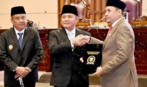 Ketua Dewan Perwakilan Rakyat Daerah (DPRD) Provinsi Sumatera Selatan (Sumsel), Andie Dinialdie, memimpin Sidang Paripurna Laporan Keterangan Pertanggungjawaban (LKPJ) Tahun Anggaran 2024. Sidang tersebut dihadiri oleh Gubernur Sumsel, Herman Deru, dan Wakil Gubernur (Wagub) Sumsel, Cik Ujang, pada hari Senin, tanggal 23 Maret 2025.