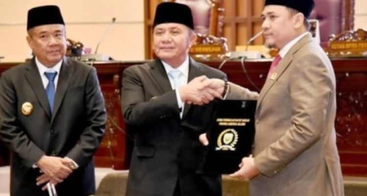 Ketua Dewan Perwakilan Rakyat Daerah (DPRD) Provinsi Sumatera Selatan (Sumsel), Andie Dinialdie, memimpin Sidang Paripurna Laporan Keterangan Pertanggungjawaban (LKPJ) Tahun Anggaran 2024. Sidang tersebut dihadiri oleh Gubernur Sumsel, Herman Deru, dan Wakil Gubernur (Wagub) Sumsel, Cik Ujang, pada hari Senin, tanggal 23 Maret 2025.
