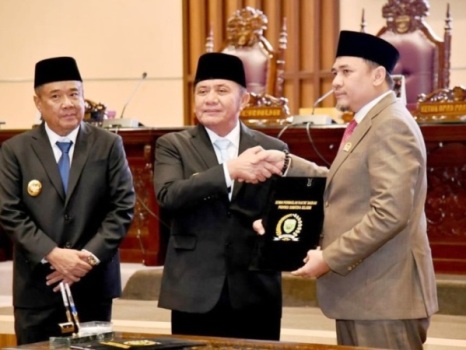 Ketua Dewan Perwakilan Rakyat Daerah (DPRD) Provinsi Sumatera Selatan (Sumsel), Andie Dinialdie, memimpin Sidang Paripurna Laporan Keterangan Pertanggungjawaban (LKPJ) Tahun Anggaran 2024. Sidang tersebut dihadiri oleh Gubernur Sumsel, Herman Deru, dan Wakil Gubernur (Wagub) Sumsel, Cik Ujang, pada hari Senin, tanggal 23 Maret 2025.