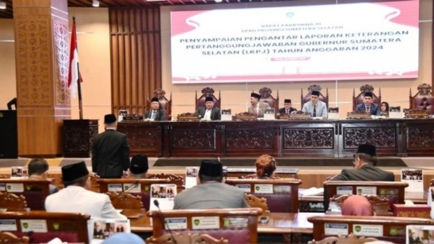 Ketua Dewan Perwakilan Rakyat Daerah (DPRD) Provinsi Sumatera Selatan (Sumsel), Andie Dinialdie, memimpin Sidang Paripurna Laporan Keterangan Pertanggungjawaban (LKPJ) Tahun Anggaran 2024. Sidang tersebut dihadiri oleh Gubernur Sumsel, Herman Deru, dan Wakil Gubernur (Wagub) Sumsel, Cik Ujang, pada hari Senin, tanggal 23 Maret 2025.