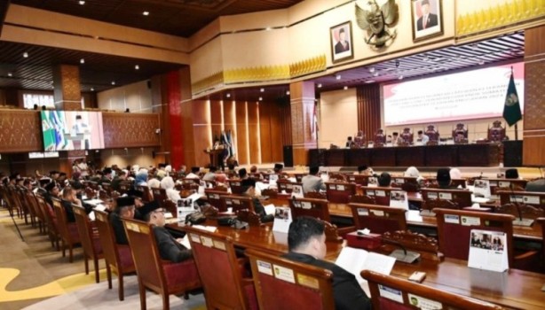 Ketua Dewan Perwakilan Rakyat Daerah (DPRD) Provinsi Sumatera Selatan (Sumsel), Andie Dinialdie, memimpin Sidang Paripurna Laporan Keterangan Pertanggungjawaban (LKPJ) Tahun Anggaran 2024. Sidang tersebut dihadiri oleh Gubernur Sumsel, Herman Deru, dan Wakil Gubernur (Wagub) Sumsel, Cik Ujang, pada hari Senin, tanggal 23 Maret 2025.