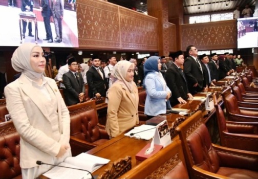 Ketua Dewan Perwakilan Rakyat Daerah (DPRD) Provinsi Sumatera Selatan (Sumsel), Andie Dinialdie, memimpin Sidang Paripurna Laporan Keterangan Pertanggungjawaban (LKPJ) Tahun Anggaran 2024. Sidang tersebut dihadiri oleh Gubernur Sumsel, Herman Deru, dan Wakil Gubernur (Wagub) Sumsel, Cik Ujang, pada hari Senin, tanggal 23 Maret 2025.