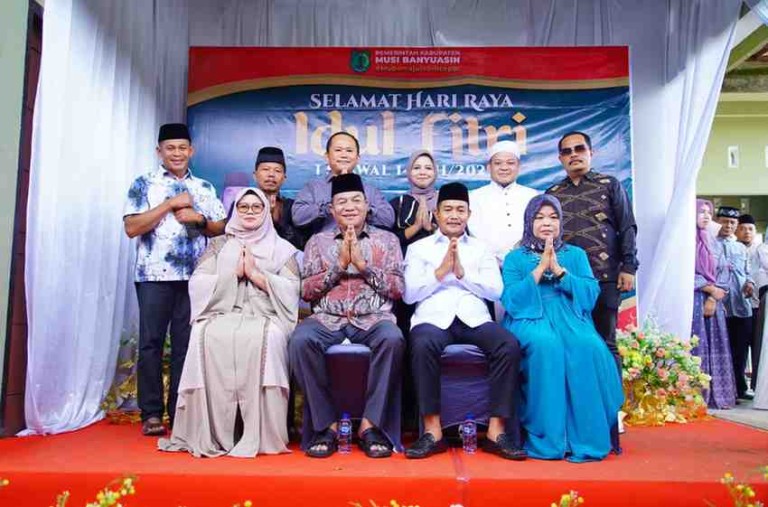 H. M. Toha, S.H. bersama Ibu Hj. Patimah Toha menghadiri open house yang digelar oleh Wakil Bupati Muba, Rohman, dalam rangka perayaan Idul Fitri 1446 H/2025 M, Kamis (3/4/2025).