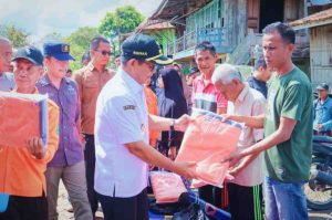 Rohman, meninjau langsung lokasi bencana tanah longsor di Jalan Raya Lama Dusun III, RT 05, Desa Kasmaran, Kecamatan Babat Toman, sekaligus menyerahkan bantuan kepada warga yang terdampak, Minggu (6/4/2025).