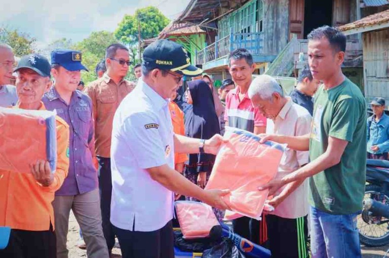 Rohman, meninjau langsung lokasi bencana tanah longsor di Jalan Raya Lama Dusun III, RT 05, Desa Kasmaran, Kecamatan Babat Toman, sekaligus menyerahkan bantuan kepada warga yang terdampak, Minggu (6/4/2025).