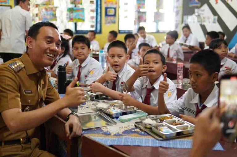 Pemerintah Kabupaten Ogan Komering Ilir (OKI) bersama Badan Gizi Nasional (BGN) resmi meluncurkan program Makan Bergizi Gratis di SD Negeri 1 Kayuagung, Senin (14/04/25).